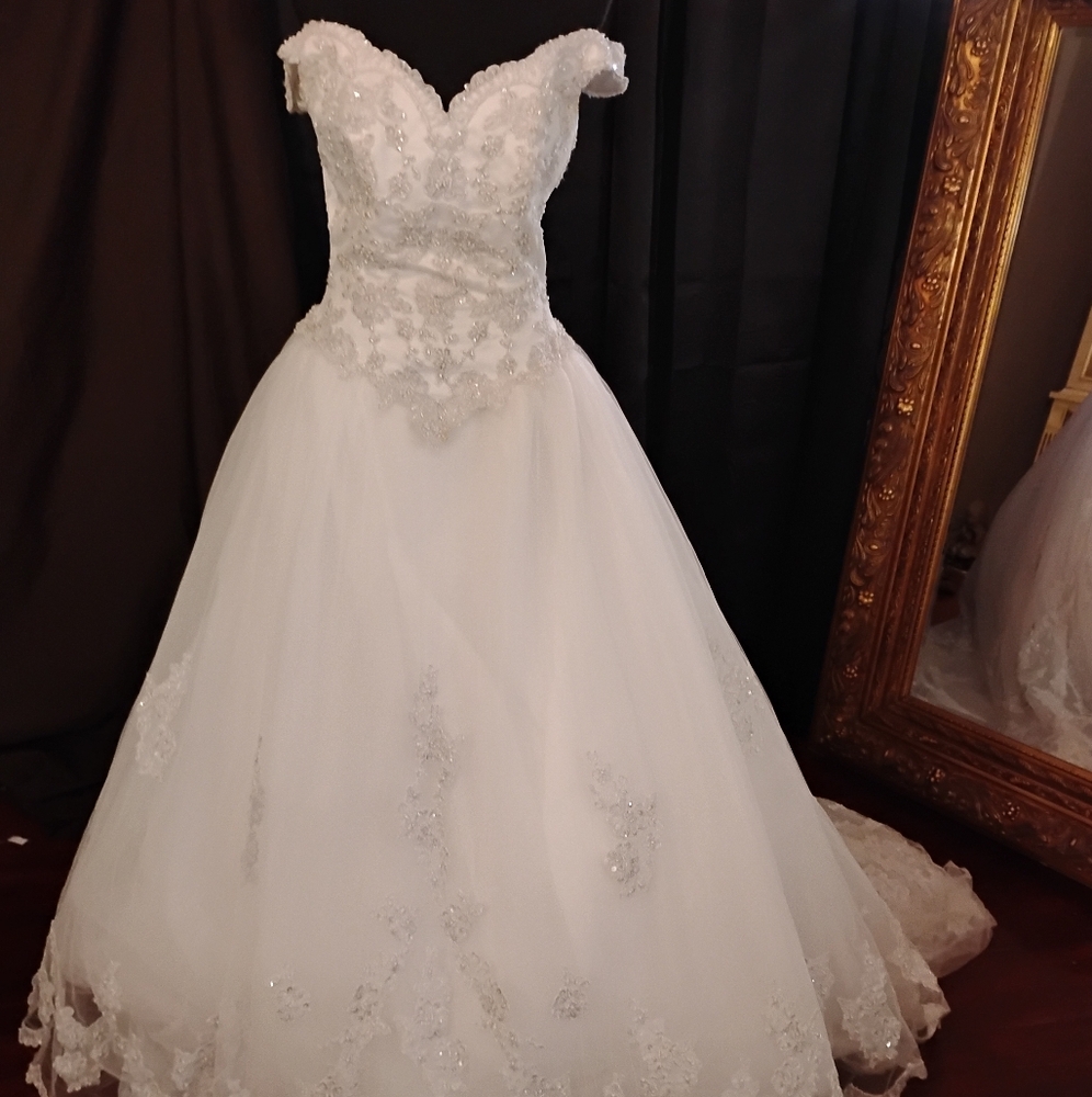 Elegant White Lace Wedding Dress
